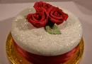 Enhancing Desserts with Edible Glitter for Cakes